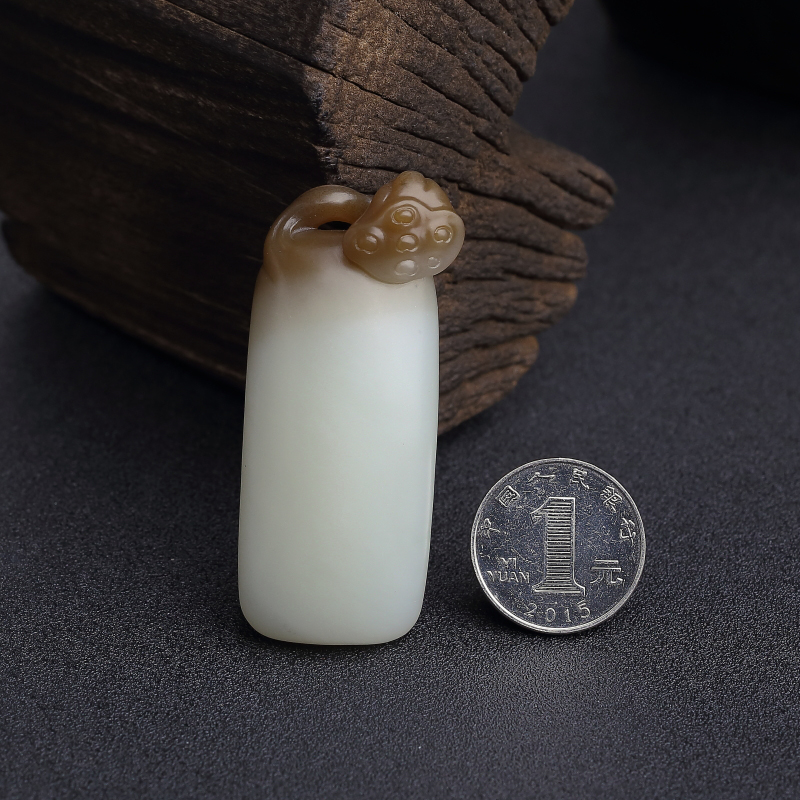 山料俏色和田玉吊坠-红掌柜