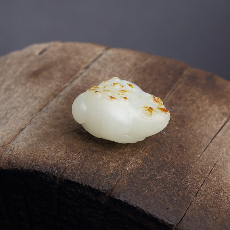 山料天然俏色和田玉吊坠-红掌柜