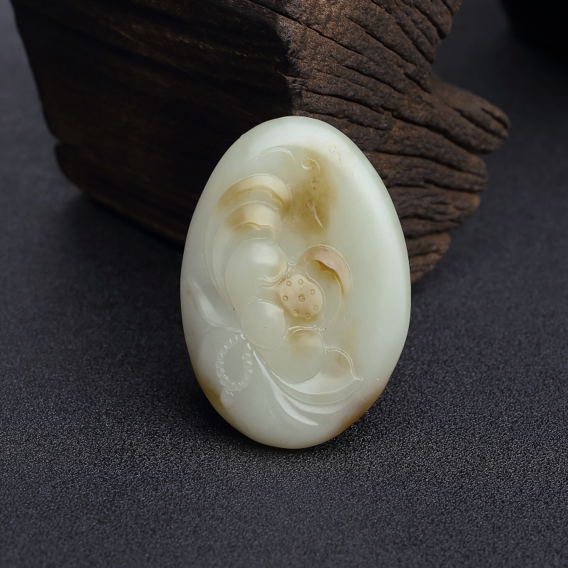 新疆天然山料俏色和田玉莲花吊坠-红掌柜