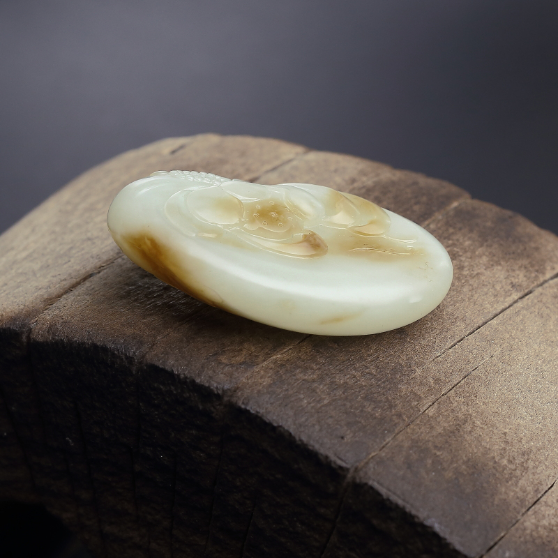 新疆天然山料俏色和田玉吊坠-红掌柜