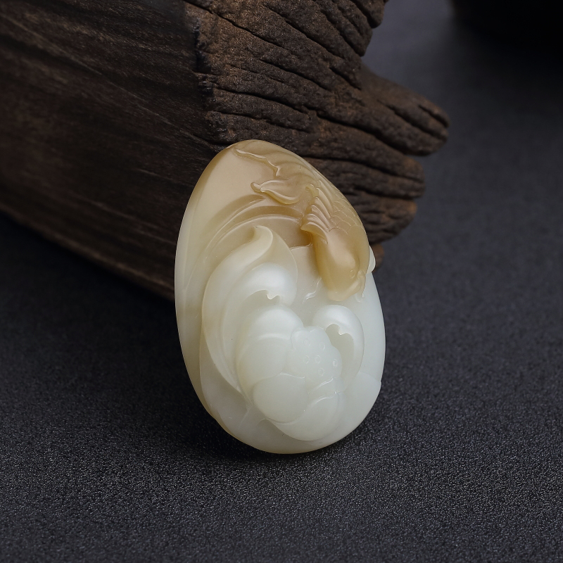 天然山料俏色和田玉连年有余吊坠-红掌柜