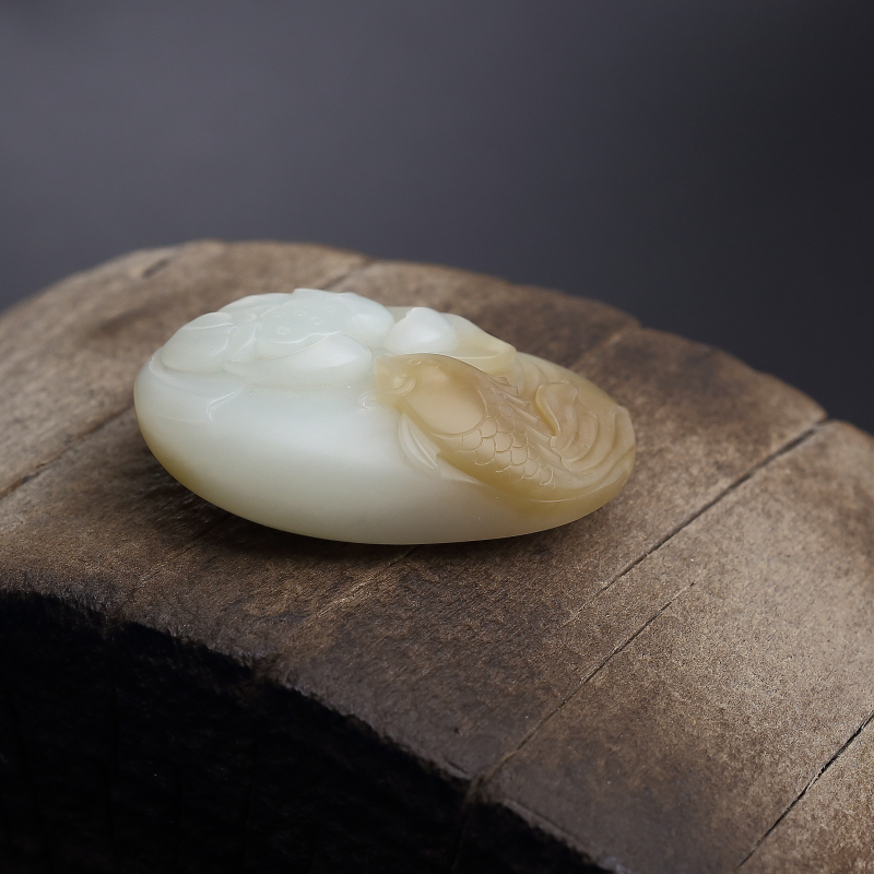 新疆天然山料俏色和田玉吊坠-红掌柜