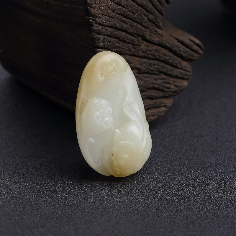 山料俏色和田玉连年有余吊坠-红掌柜