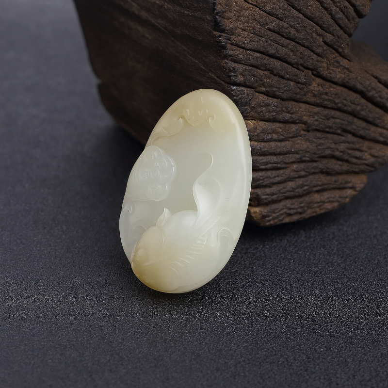 天然俏色和田玉连年有余吊坠-红掌柜