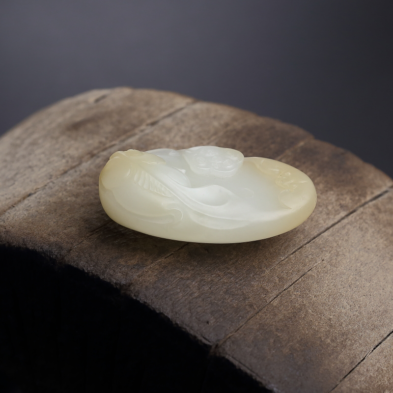 天然山料俏色和田玉吊坠-红掌柜