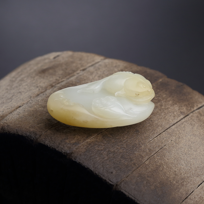 俏色和田玉连年有余吊坠-红掌柜