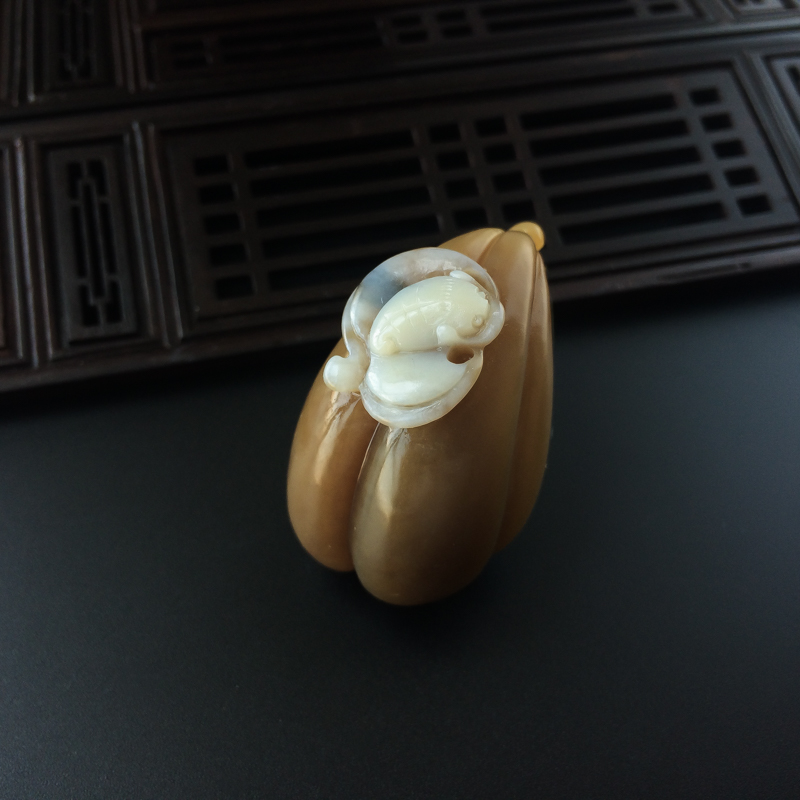 和田玉带糖色福禄寿吊坠-红掌柜