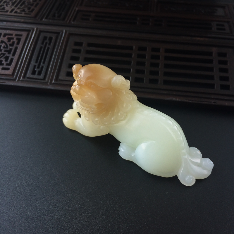 新疆天然和田玉带糖色狮子吊坠-红掌柜