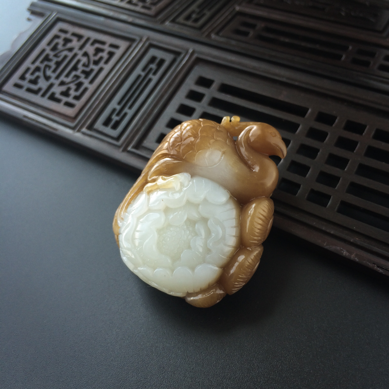 天然和田玉带糖色吉祥富贵吊坠-红掌柜