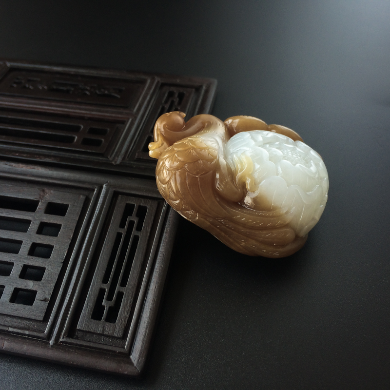 和田玉带糖色吉祥富贵吊坠-红掌柜