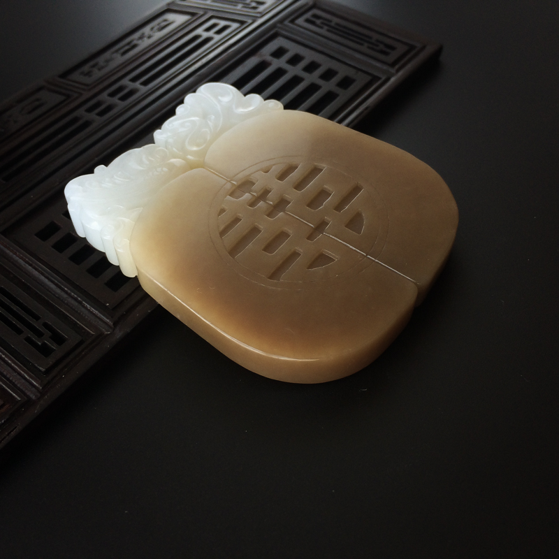 新疆和田玉带糖色龙凤牌吊坠-红掌柜