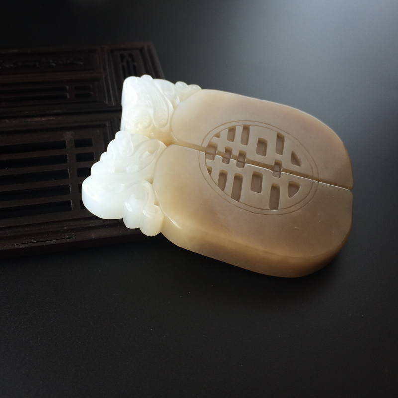 和田玉带糖色龙凤牌吊坠-红掌柜