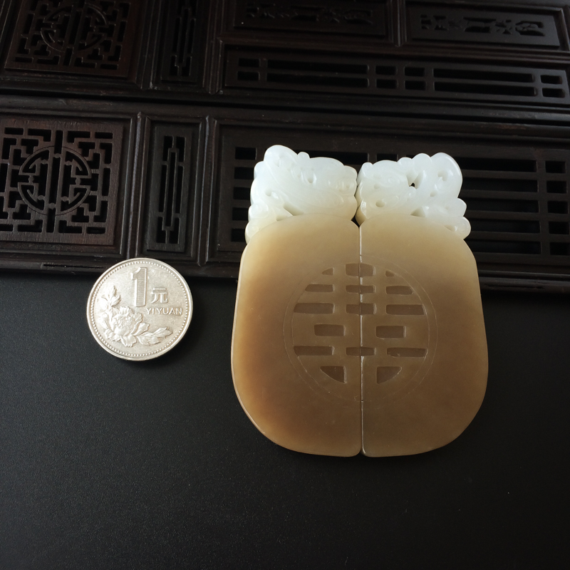 和田玉带糖色吊坠-红掌柜