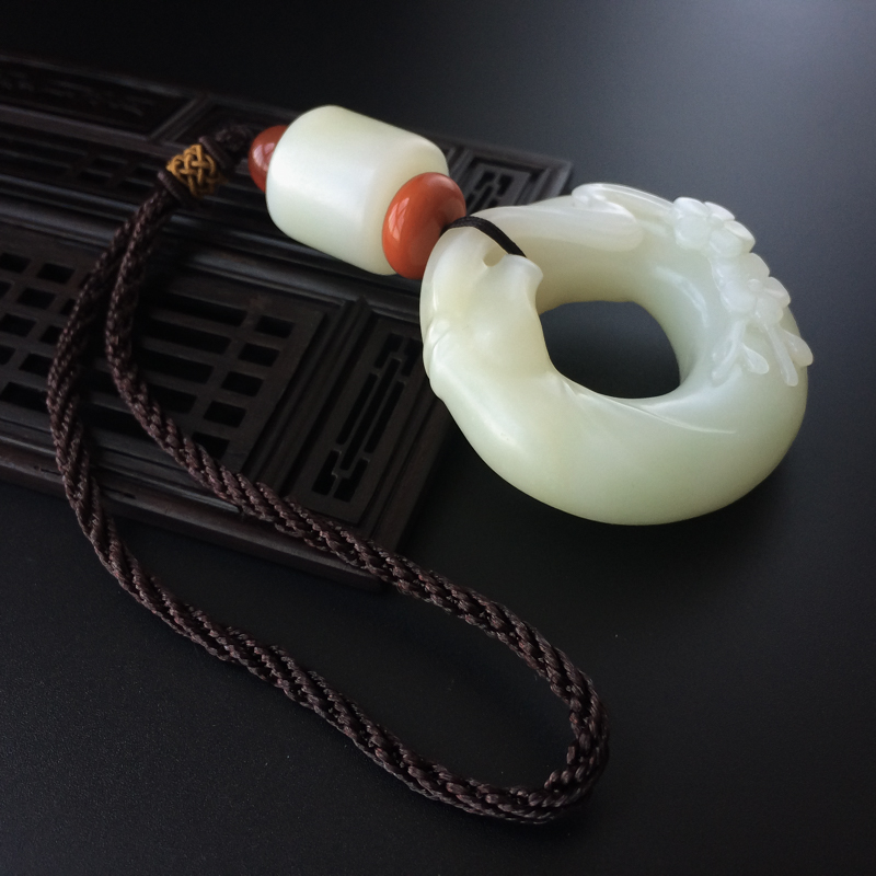 和田玉梅花怀古吊坠-红掌柜