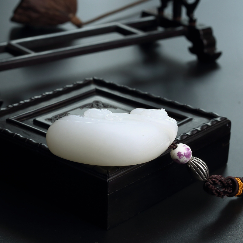 和田羊脂白玉灵猴献寿吊坠-红掌柜