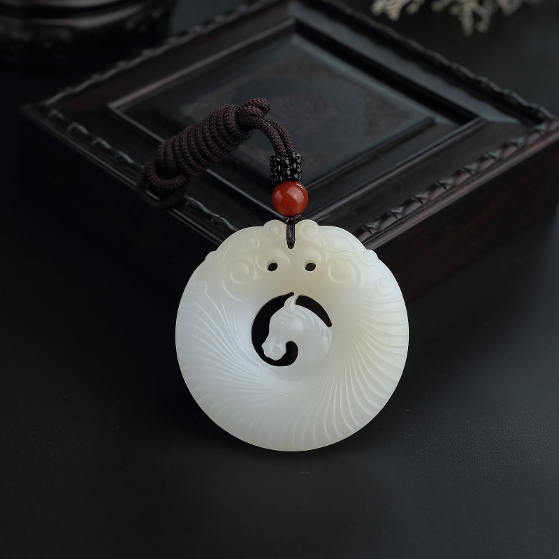 和田玉镂空马吊坠-红掌柜
