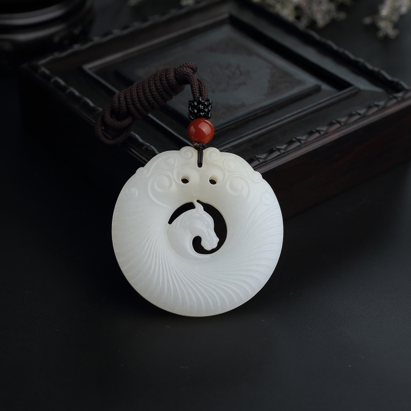 天然和田玉镂空马吊坠-红掌柜