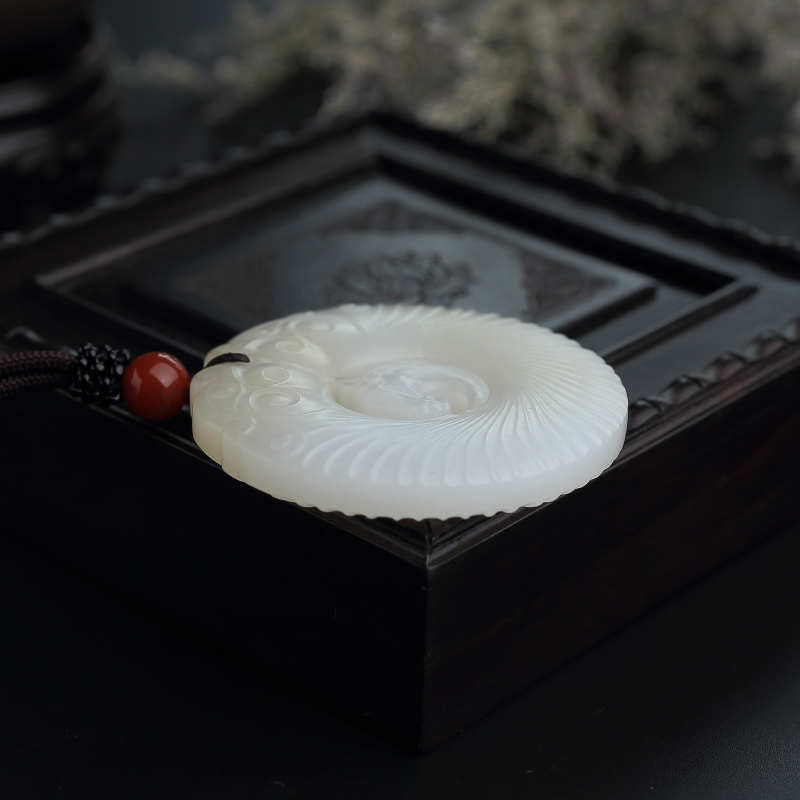 新疆和田玉镂空马吊坠-红掌柜