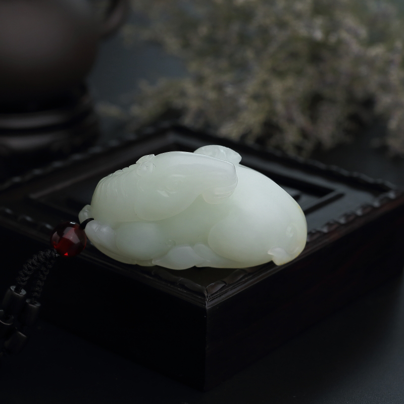 和田玉马吊坠-红掌柜