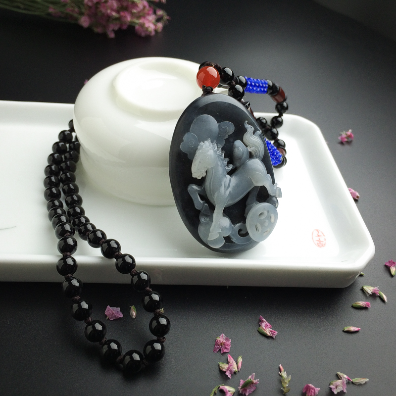 天然和田青花玉马上发财吊坠-红掌柜