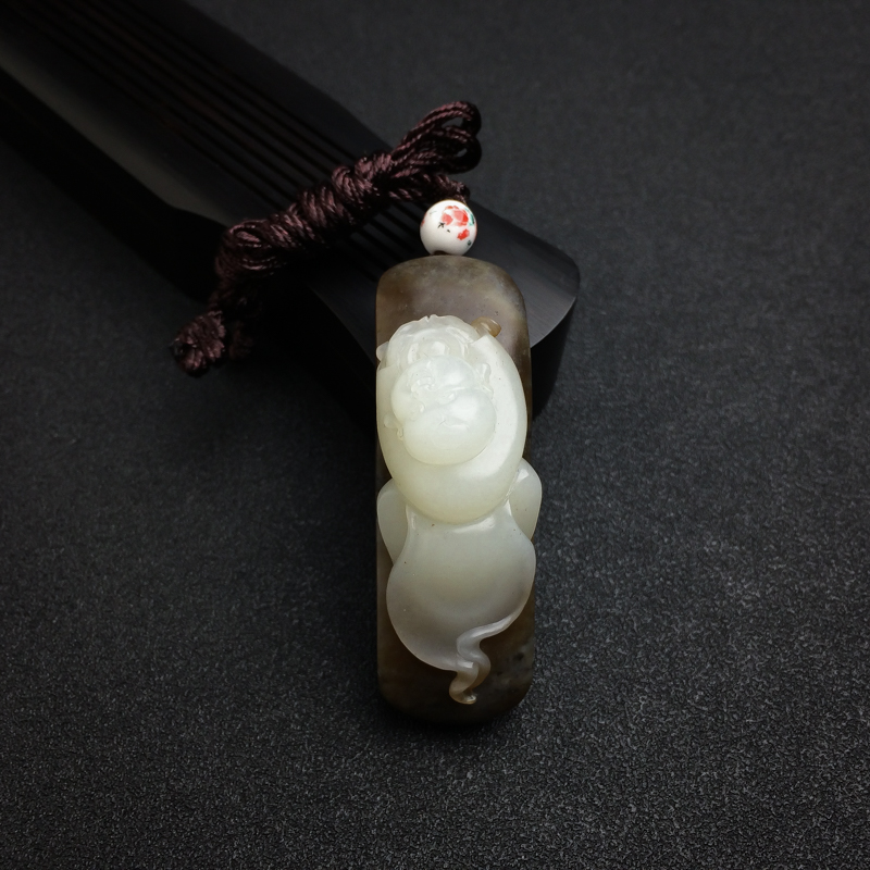 俄罗斯天然和田玉招财童子吊坠-红掌柜