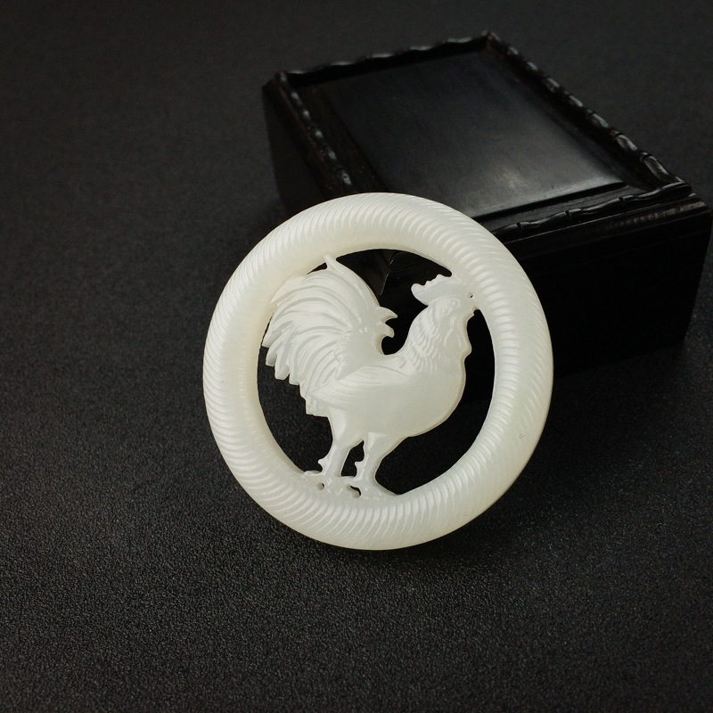 和田玉镂雕生肖鸡吊坠 - 红掌柜