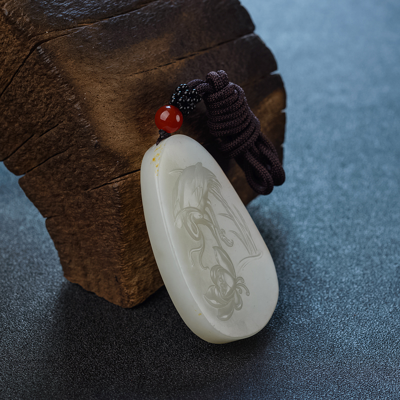 和田玉一鹭莲升吊坠 - 红掌柜