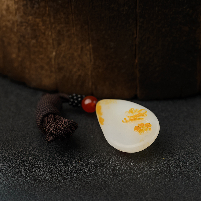 和田玉挂件 - 红掌柜