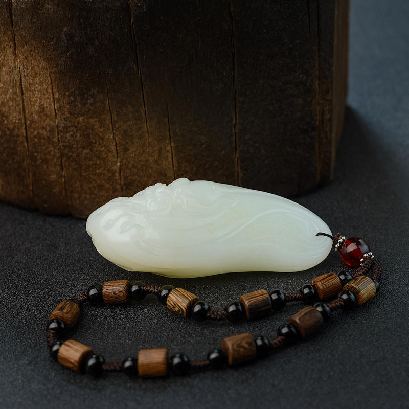 和田玉龙行天下吊坠 - 红掌柜