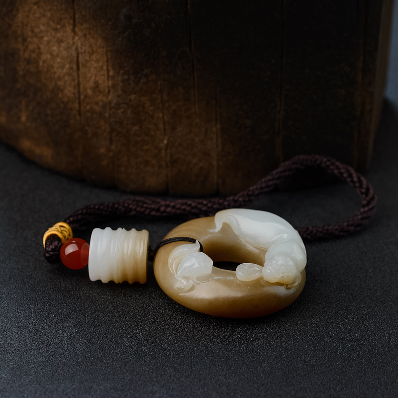 天然和田玉连年有余吊坠 - 红掌柜