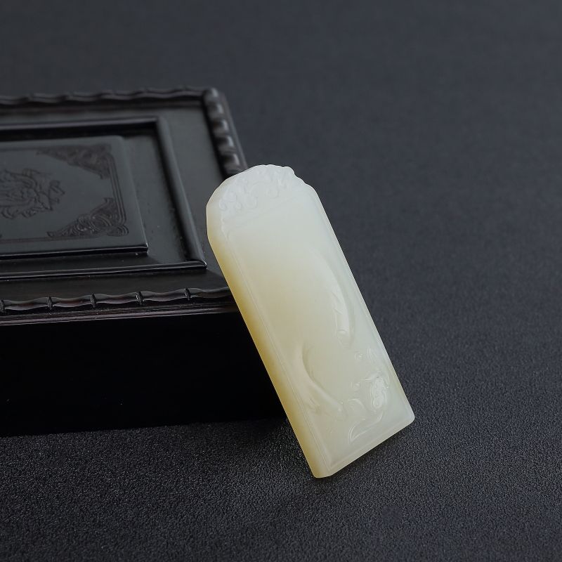 俏色和田玉连年有余吊坠 - 红掌柜