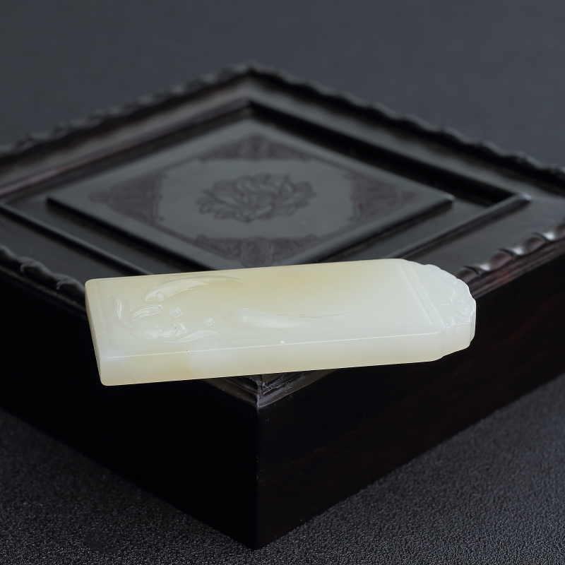 俏色和田玉山料吊坠 - 红掌柜