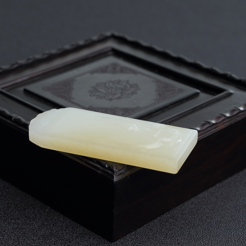 俏色和田玉吊坠 - 红掌柜