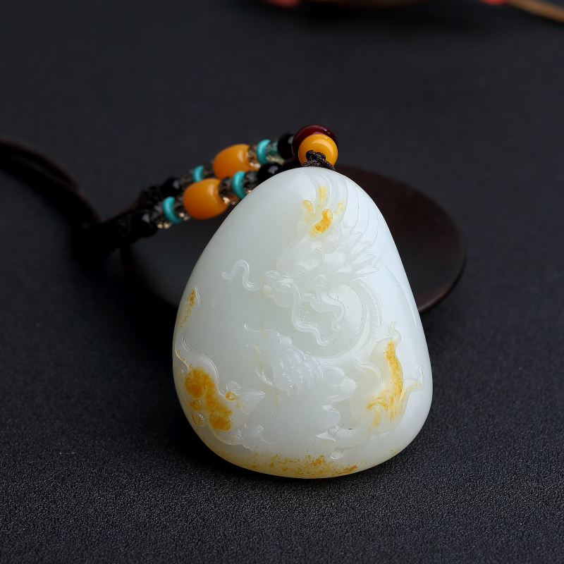 新疆天然山料俏色和田玉龙吊坠-红掌柜