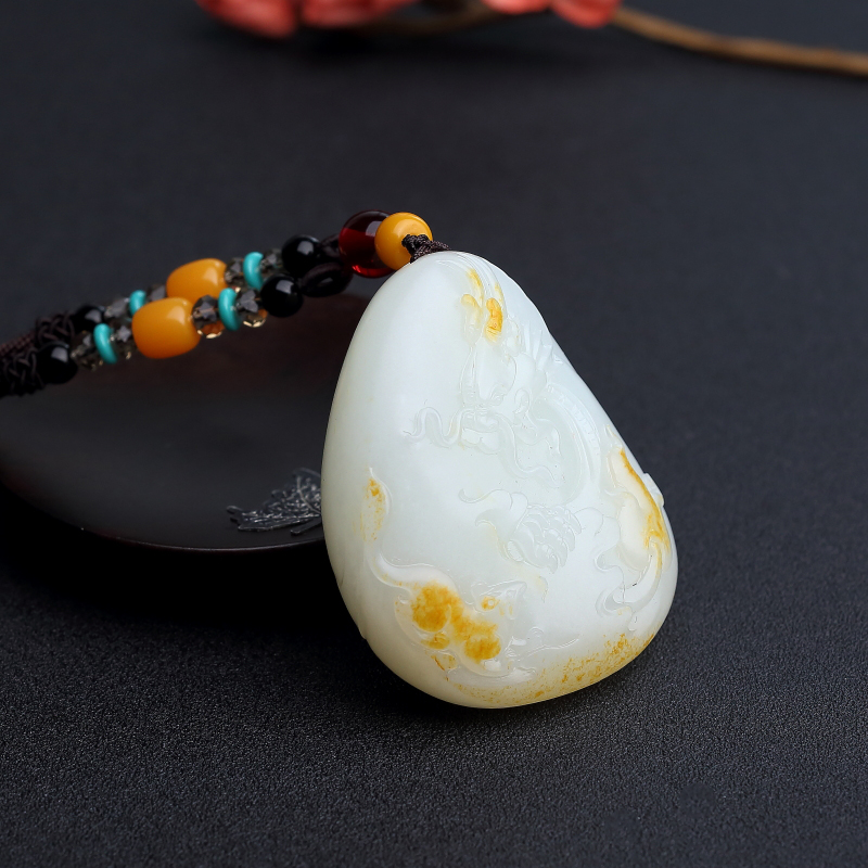 天然山料俏色和田玉龙吊坠-红掌柜