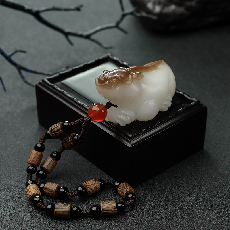 新疆俏色和田玉山料貔貅手把件-红掌柜