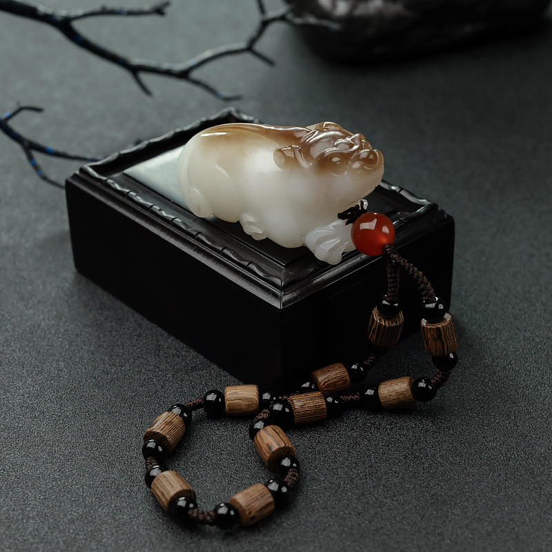 俏色和田玉山料貔貅手把件-红掌柜