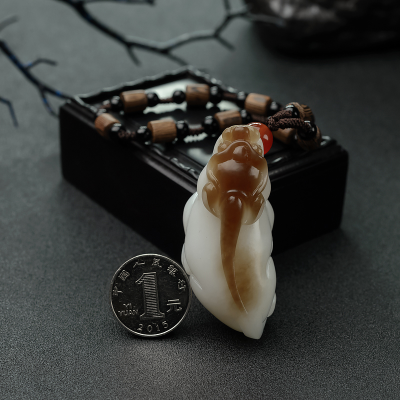 新疆俏色和田玉貔貅手把件-红掌柜
