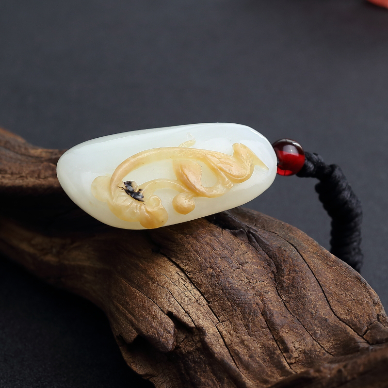 俄料俏色和田玉山料吊坠-红掌柜