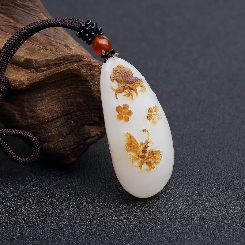 俏色和田玉蝶恋花挂件-红掌柜