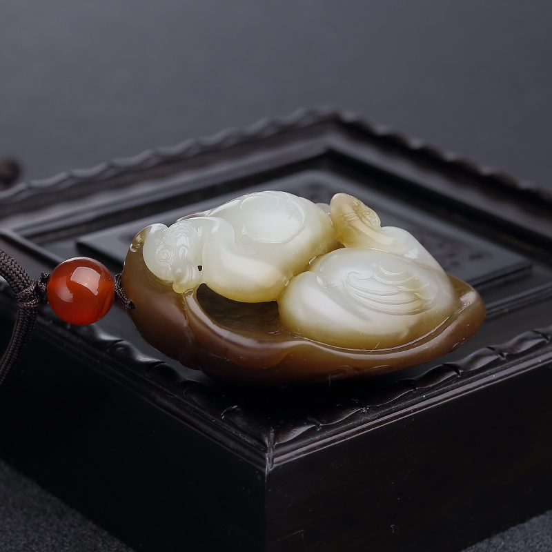 新疆天然俏色和田玉山料吊坠-红掌柜