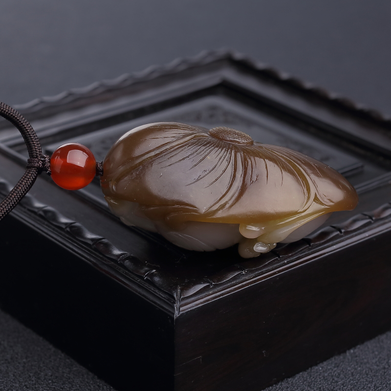 俏色和田玉山料鸳鸯吊坠-红掌柜