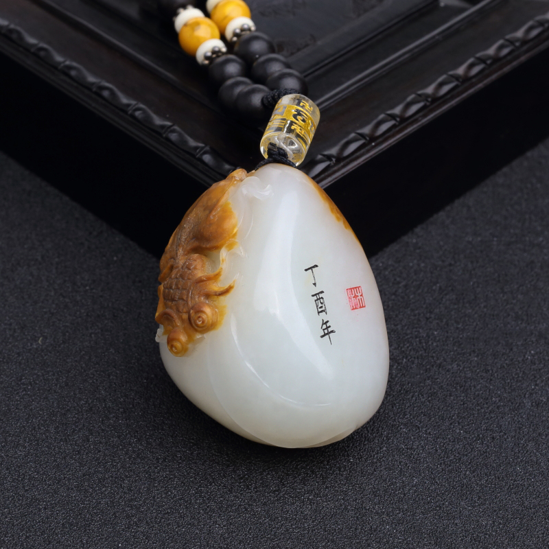 新疆俏色和田玉山料金鱼手把件-红掌柜