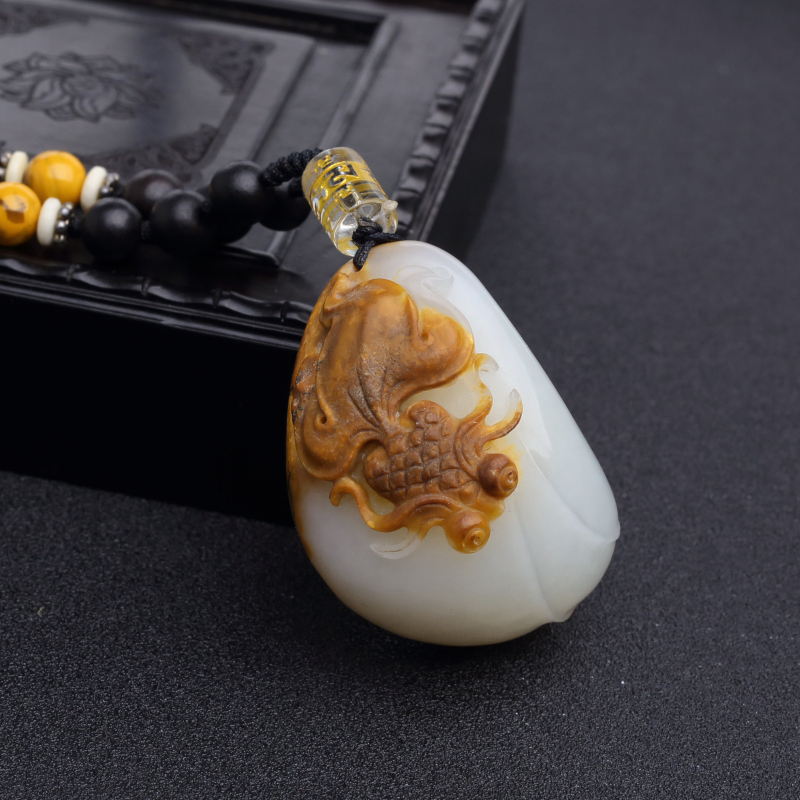 俏色和田玉山料金鱼手把件-红掌柜