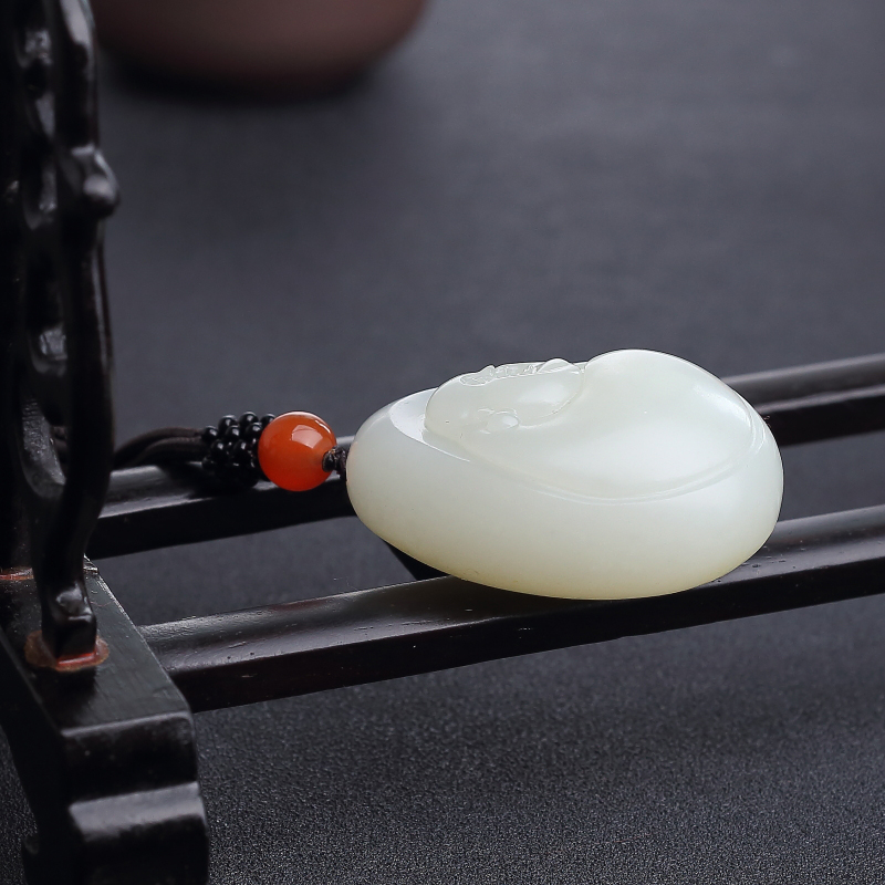 新疆和田羊脂白玉山料吊坠-红掌柜