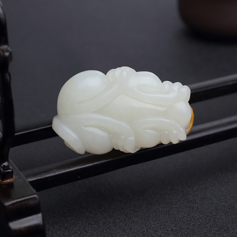 新疆俏色和田玉貔貅吊坠-红掌柜