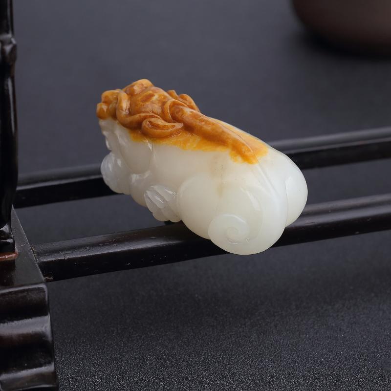 新疆俏色和田玉山料吊坠-红掌柜