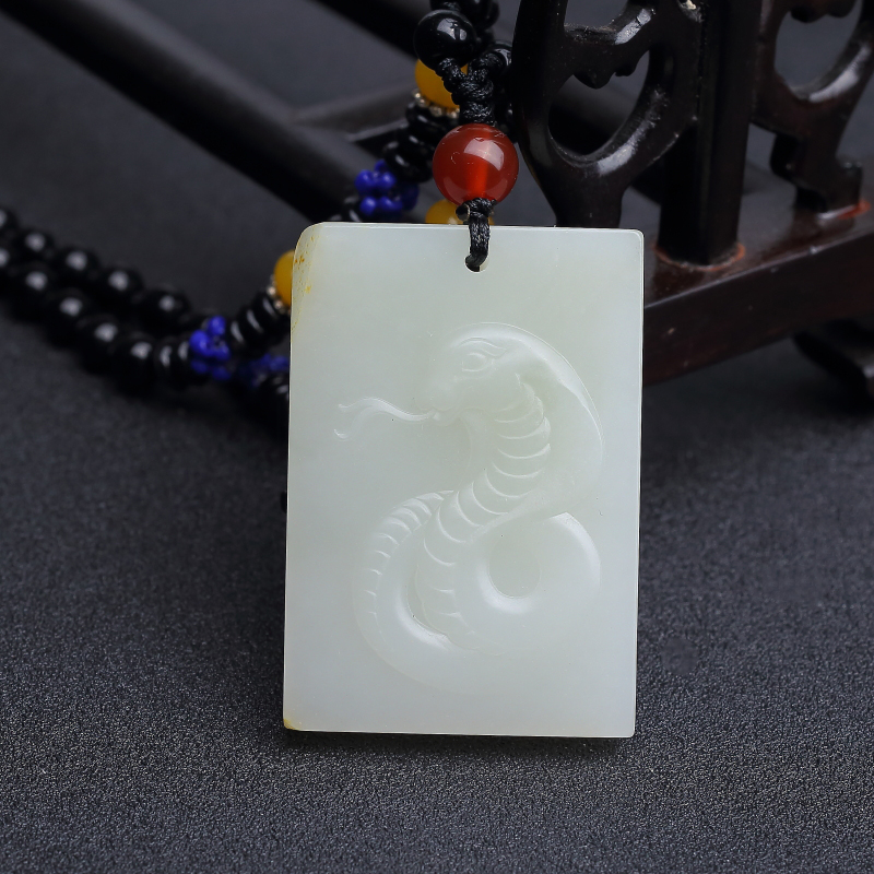 新疆天然和田青白玉山料眼镜蛇吊坠-红掌柜