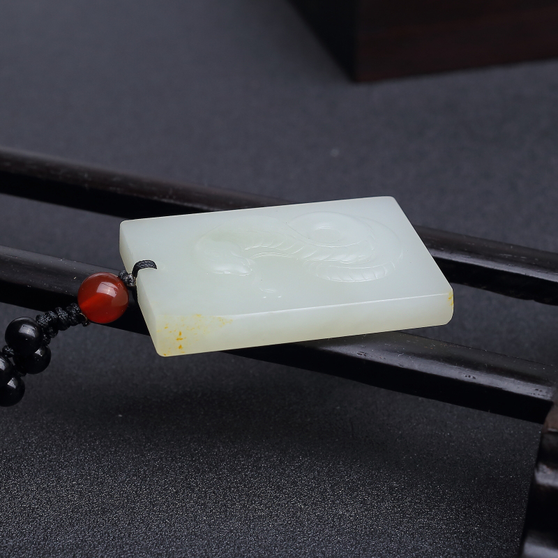 新疆天然和田青白玉山料吊坠-红掌柜