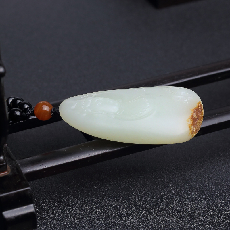 新疆天然和田白玉山料吊坠-红掌柜